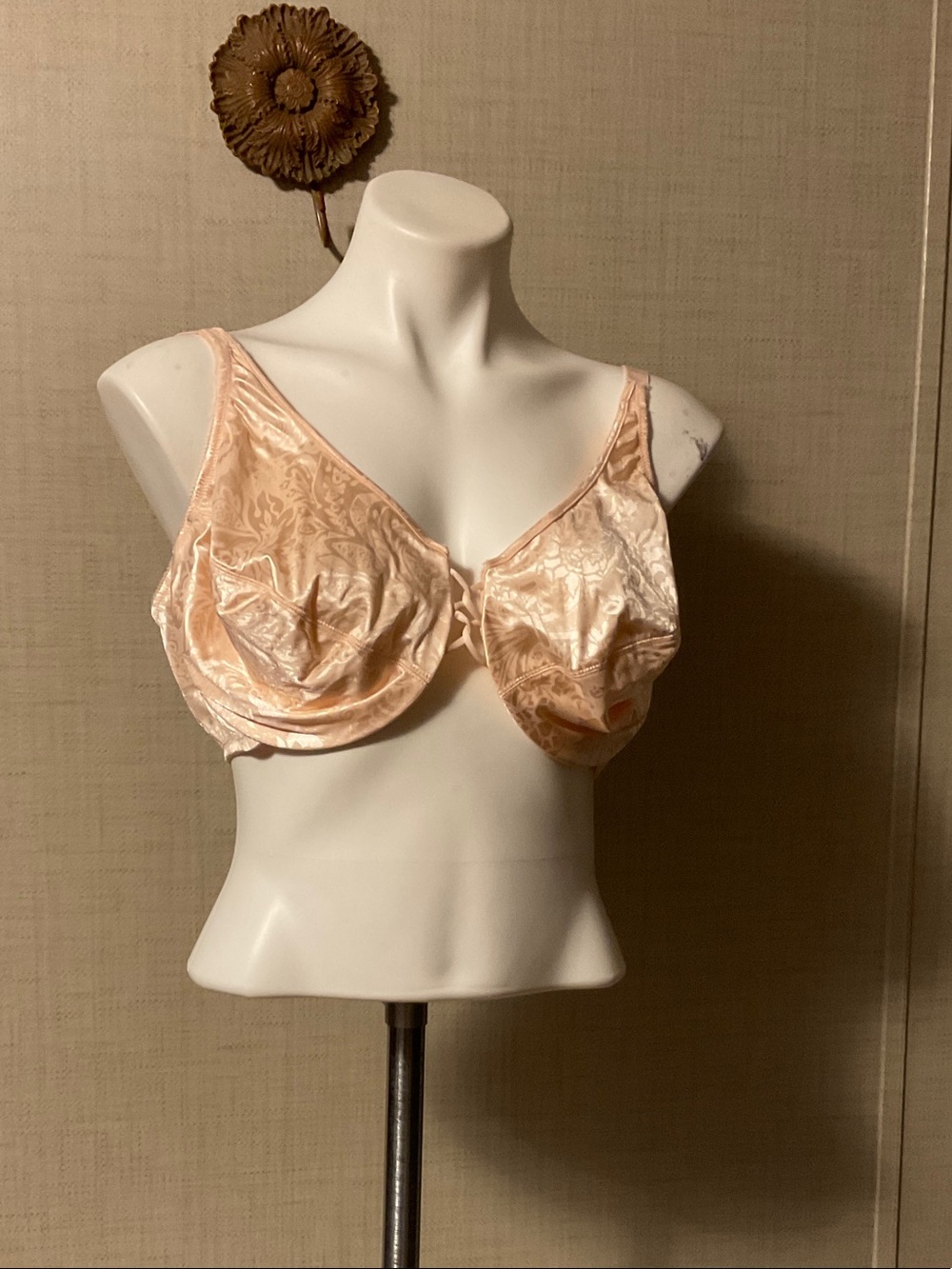 Cabernet Satin Underwire Bra in Light Peach